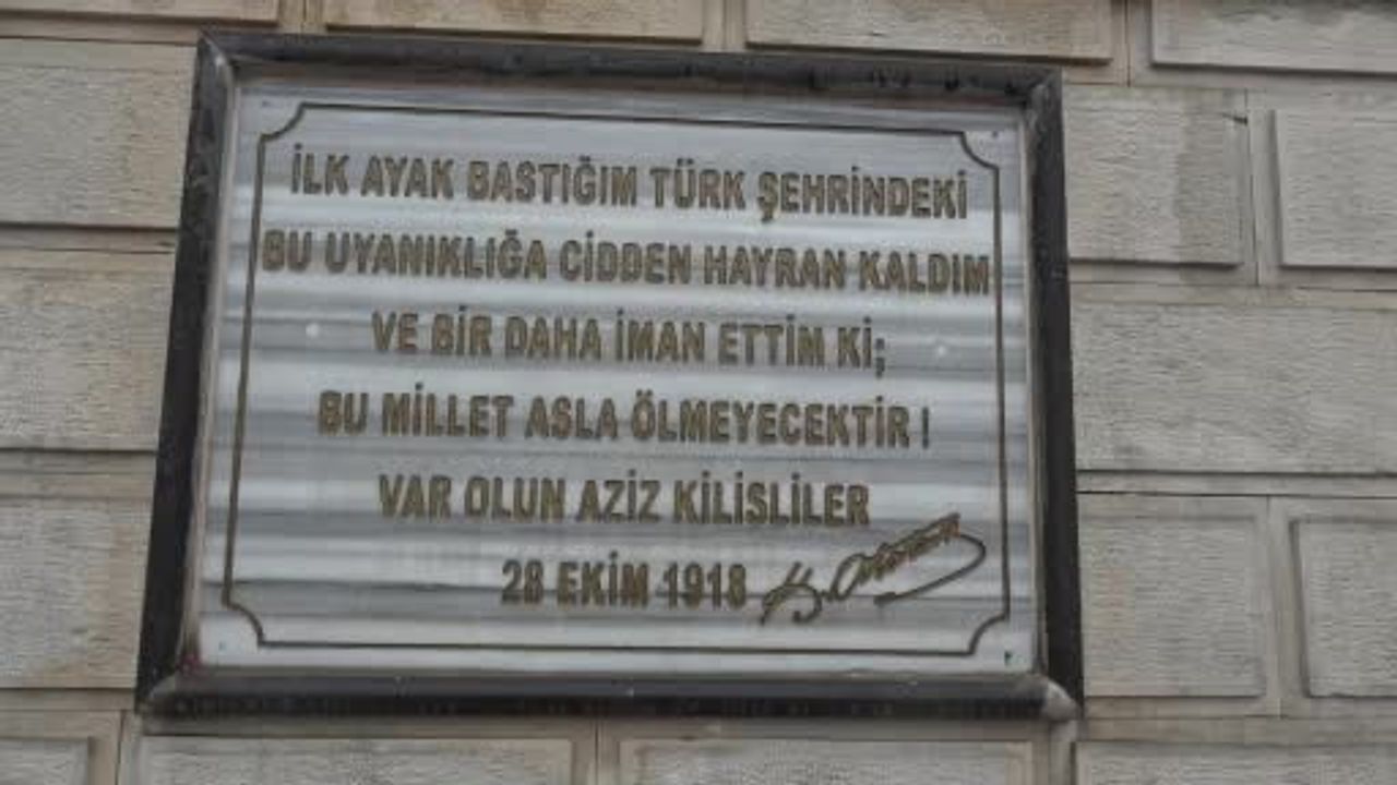 Kilis’te miniklerin askerlerle omuz omuza saygı duruşu kalpleri ısıttı