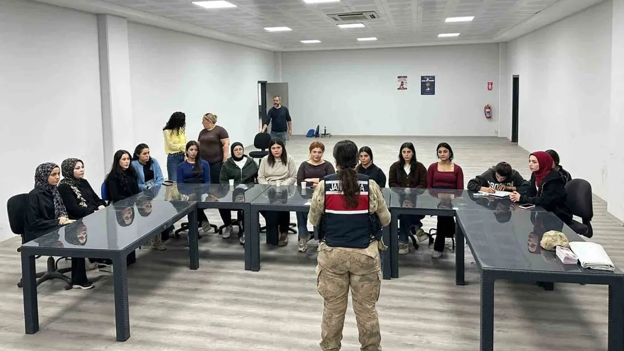 Kilis'te Organize Sanayi Bölgesi çalışanlarına jandarmadan kadına karşı şiddet rehberliği