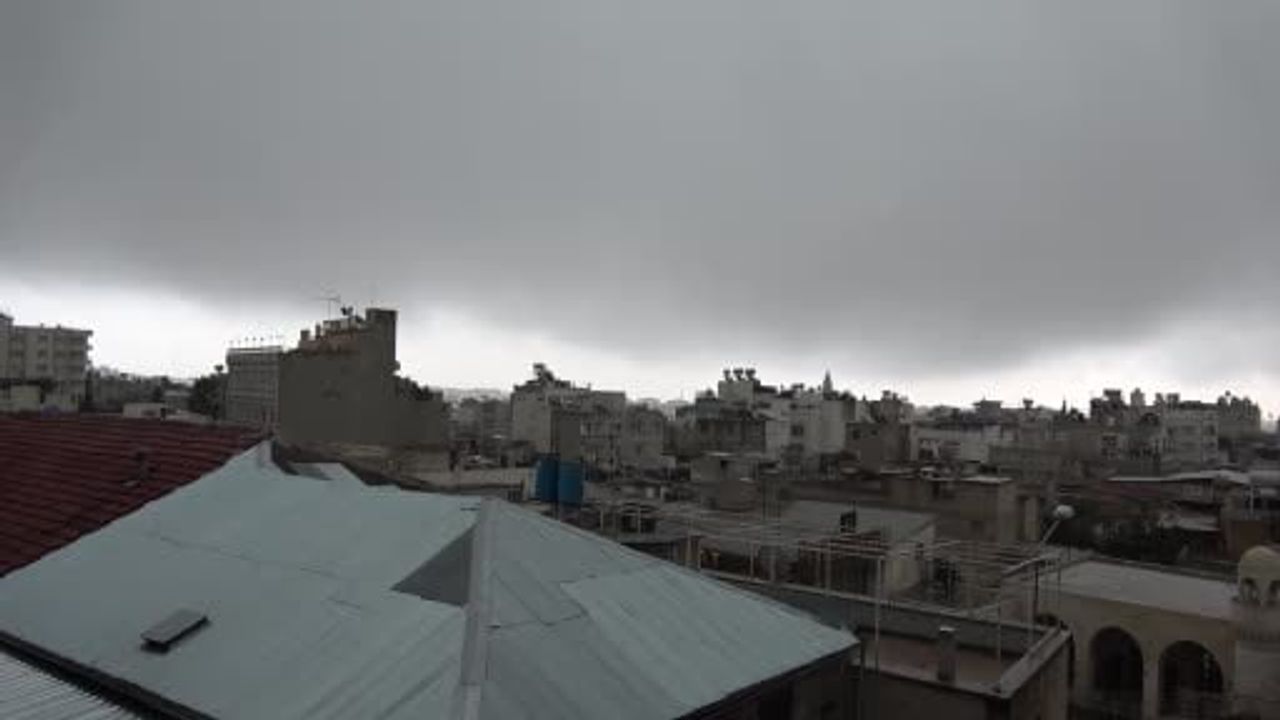 Kilis’te yağış hayatı yavaşlatıyor; sürücüler tedbirli ilerliyor