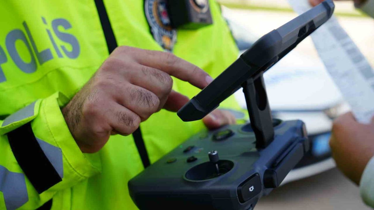 Kırıkkale'de dron kaydetti: denetimi görünce sürücü yolcusuyla koltuk değiştirdi