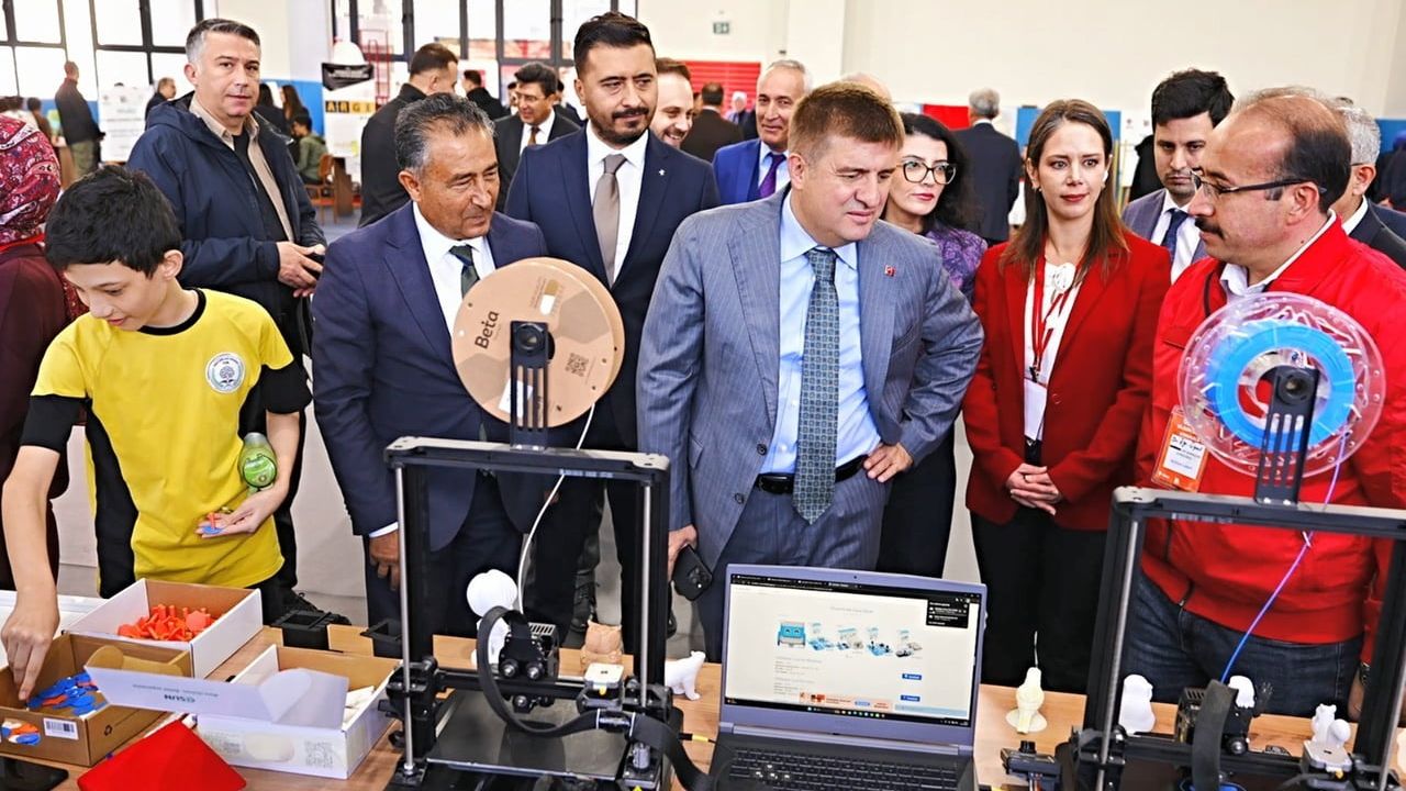 Kırıkkale'de mehteran ritmiyle başlayan bilim şenliği öğrencileri laboratuvara taşıdı