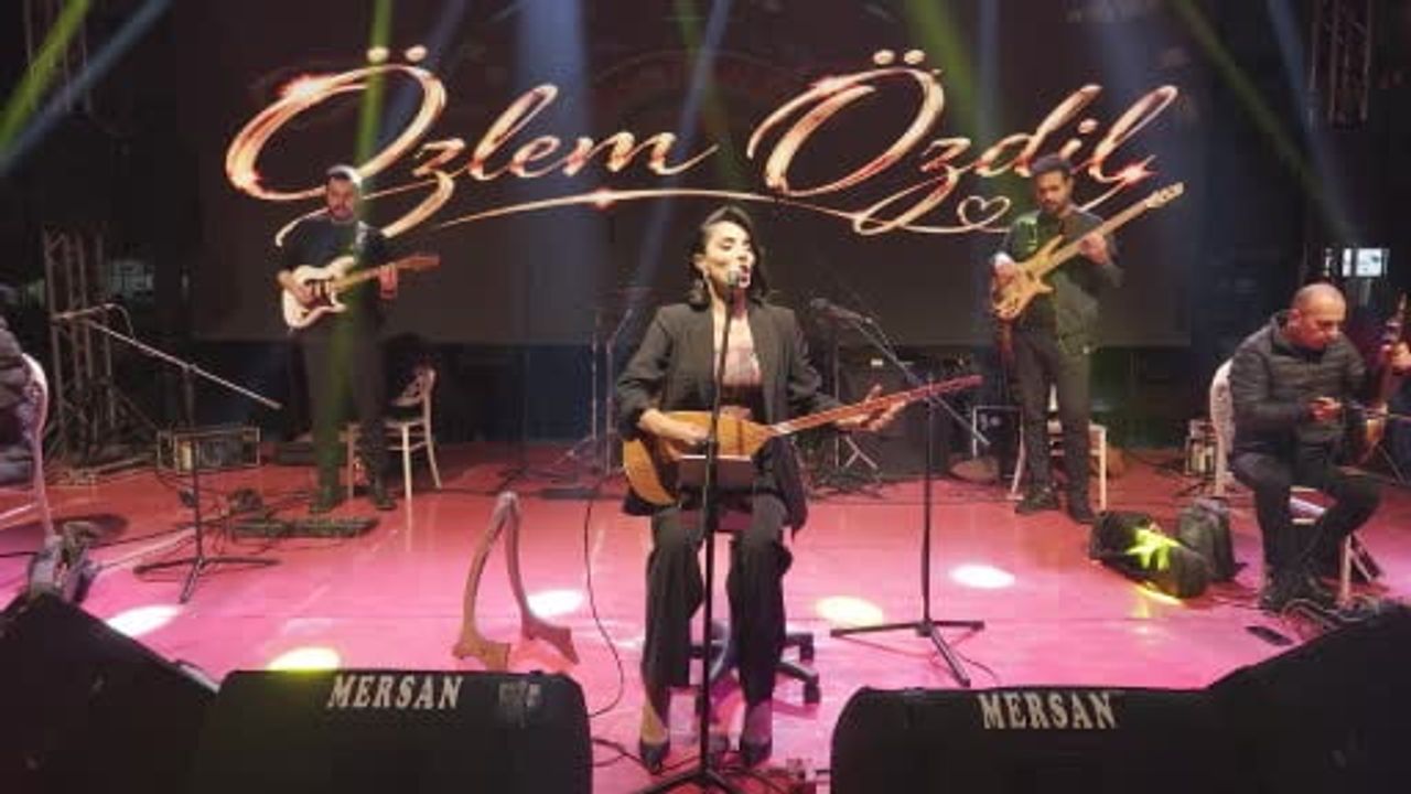 Kırıkkale'de türkülerle cumhuriyet coşkusu: Özlem Özdil sahnede