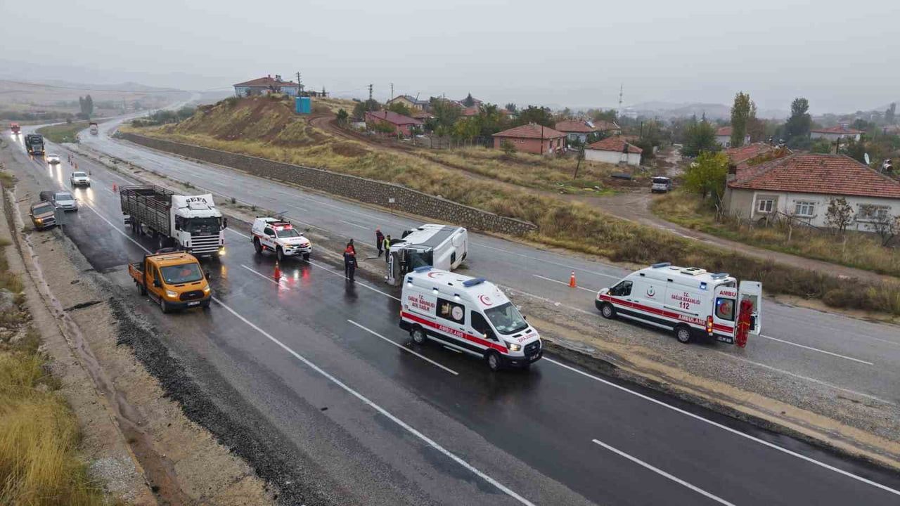 Kırıkkale kara yolunda yağışta kayan servis 15 kişiyi yaraladı