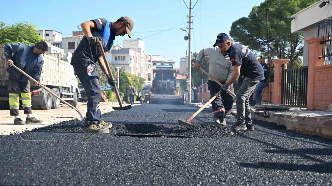 Kırkağaç'ta salı pazarının geçtiği 79. sokakta 4 bin ton sıcak asfalt