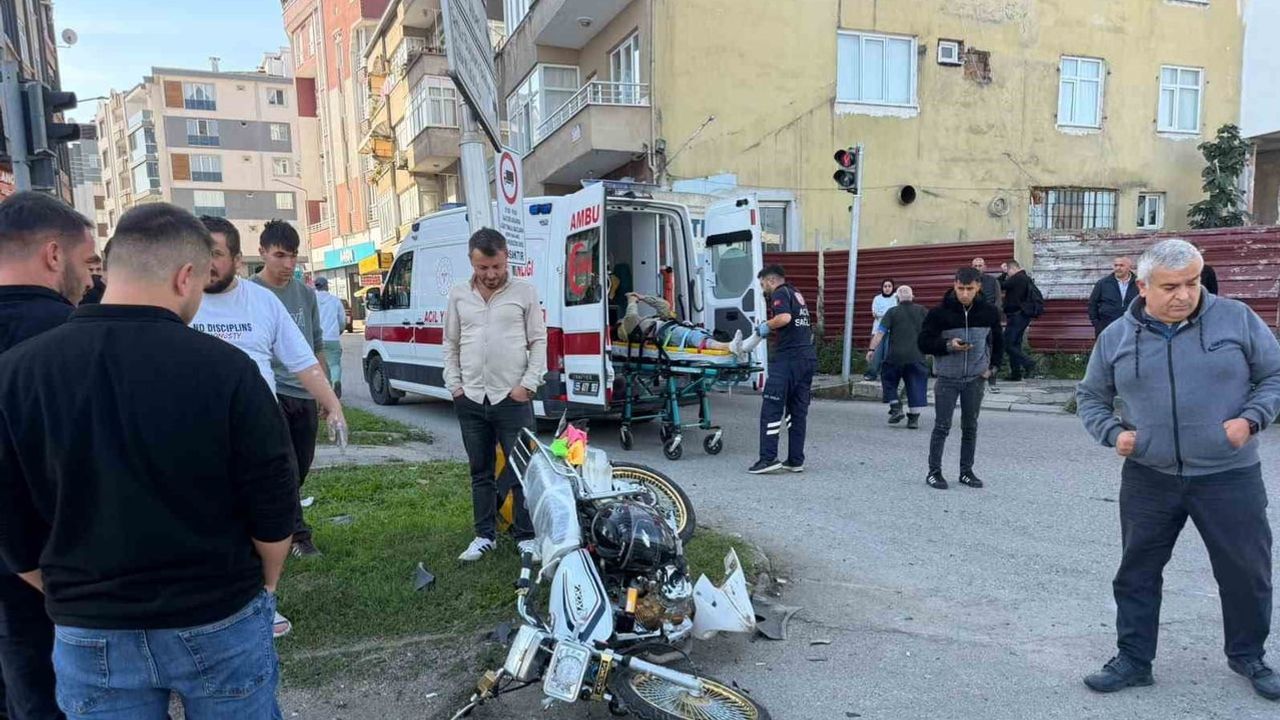 Kırmızı ışık ihlali çarpışmaya yol açtı: Çarşamba'da motosiklet sürücüsü yaralandı