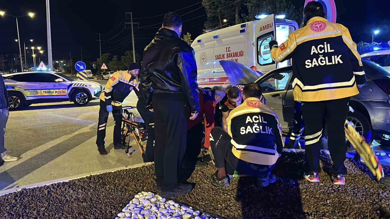 Kırmızı ışık ihlali sonrası alkollü sürücünün çarpması: 3 kişi yaralandı