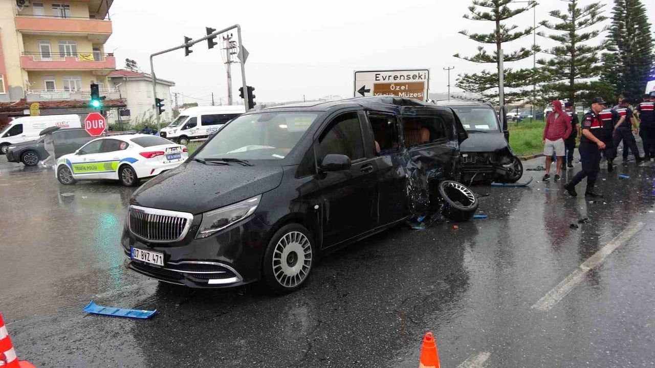 Kırmızı ışık ihlali vip tur araçlarına çarpan tır zincirleme kazaya neden oldu