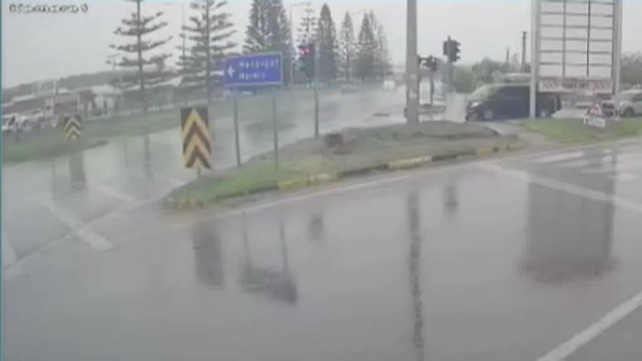 Kırmızı ışık ihlali yapan tır vip tur araçlarına çarptı, 3 kişi yaralandı