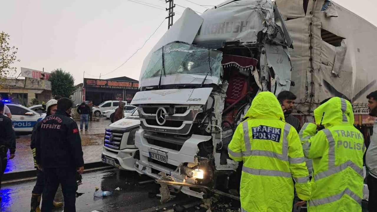 Kırmızı ışıkta ani duruş zincirleme kazaya dönüştü: 2 yaralı
