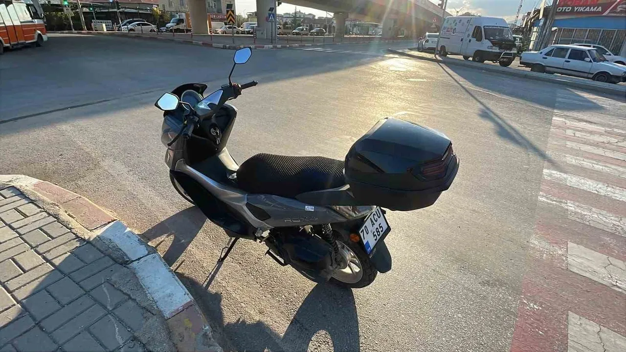 Kırmızı ışıkta bekleyen motosiklete arkadan çarpan otomobil, polis memurunu yaraladı