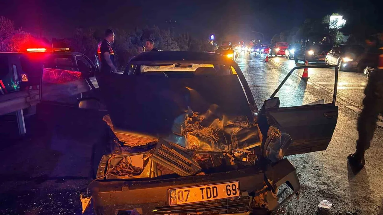 Kırmızı ışıkta duran otobüse arkadan çarpma: Manavgat'ta sürücü ağır yaralandı