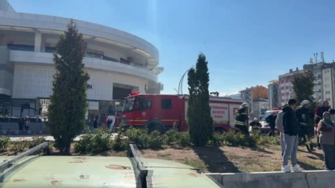 Kırmızı ışıkta kontrolden çıkan otomobil iki araca çarpıp yan yattı