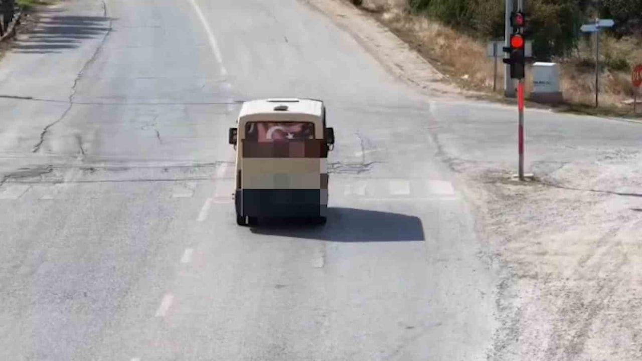 Kırmızı ışıkta manevra yapan minibüs dronla tespit edilip durduruldu