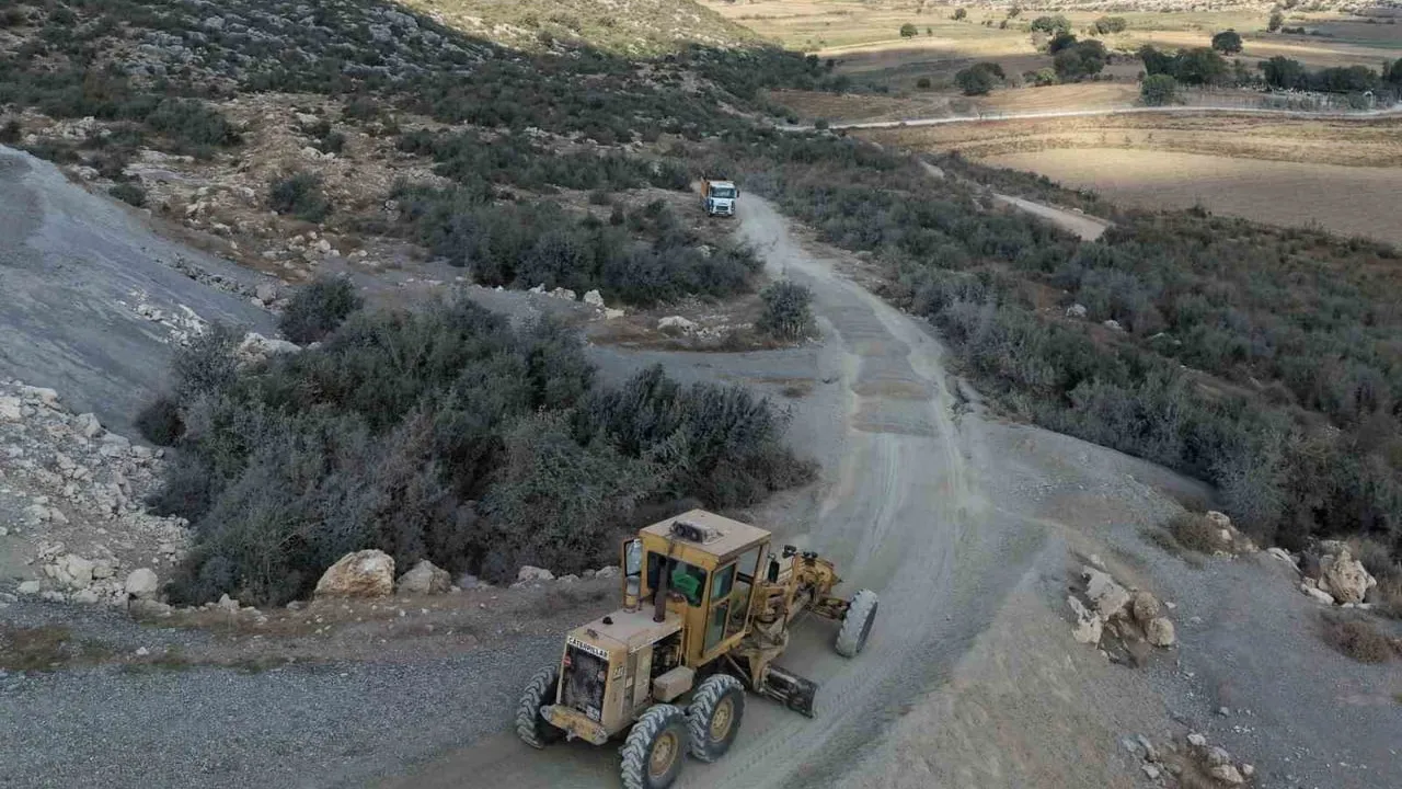 Kırsal mahalle yollarında bakım atağı: Tarsus'ta 2 bin 910 metrelik düzenleme tamamlandı