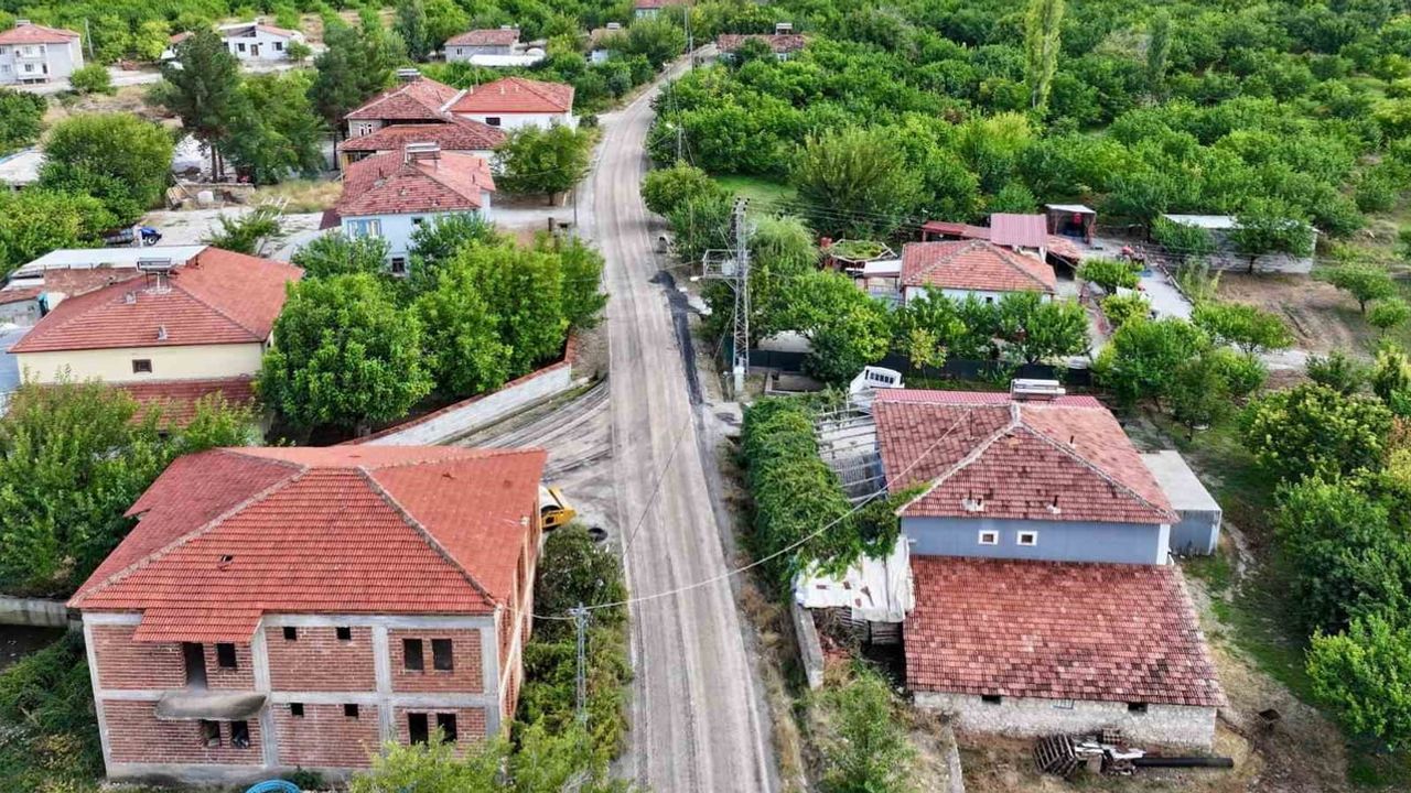 Kırsal mahallelerde yaşam kalitesi yükseliyor: Suluköy'de sathi kaplama sürüyor