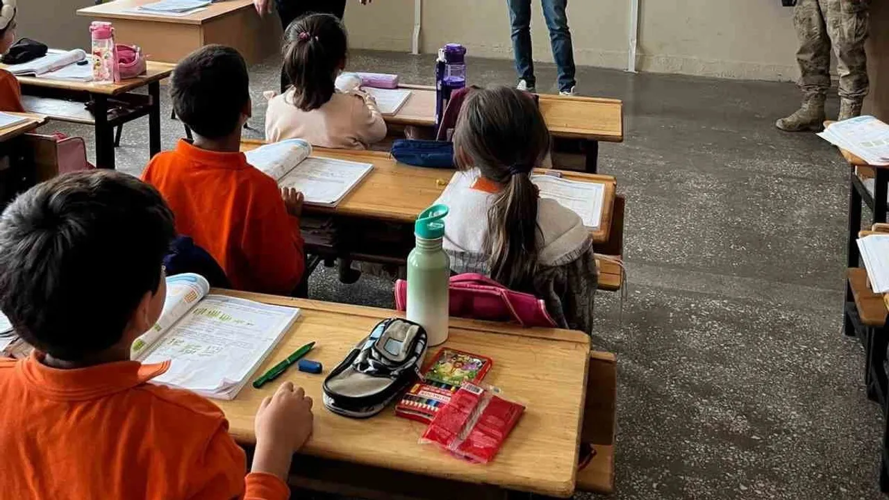 Kırsal okullarda eğitim vurgusu: Mustafa Atış öğrencilerle ve vatandaşlarla buluştu