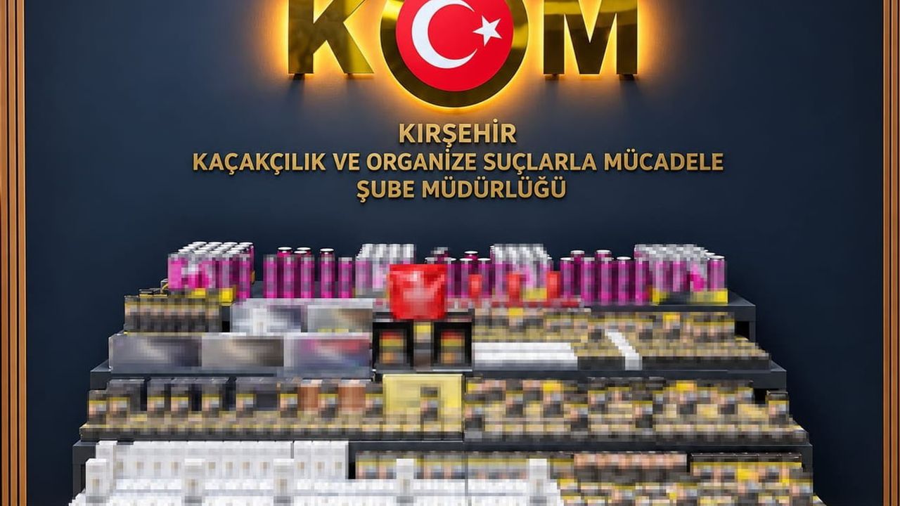 Kırşehir'de bir araçta yüzlerce paket gümrük kaçağı sigara ve ürün ele geçirildi