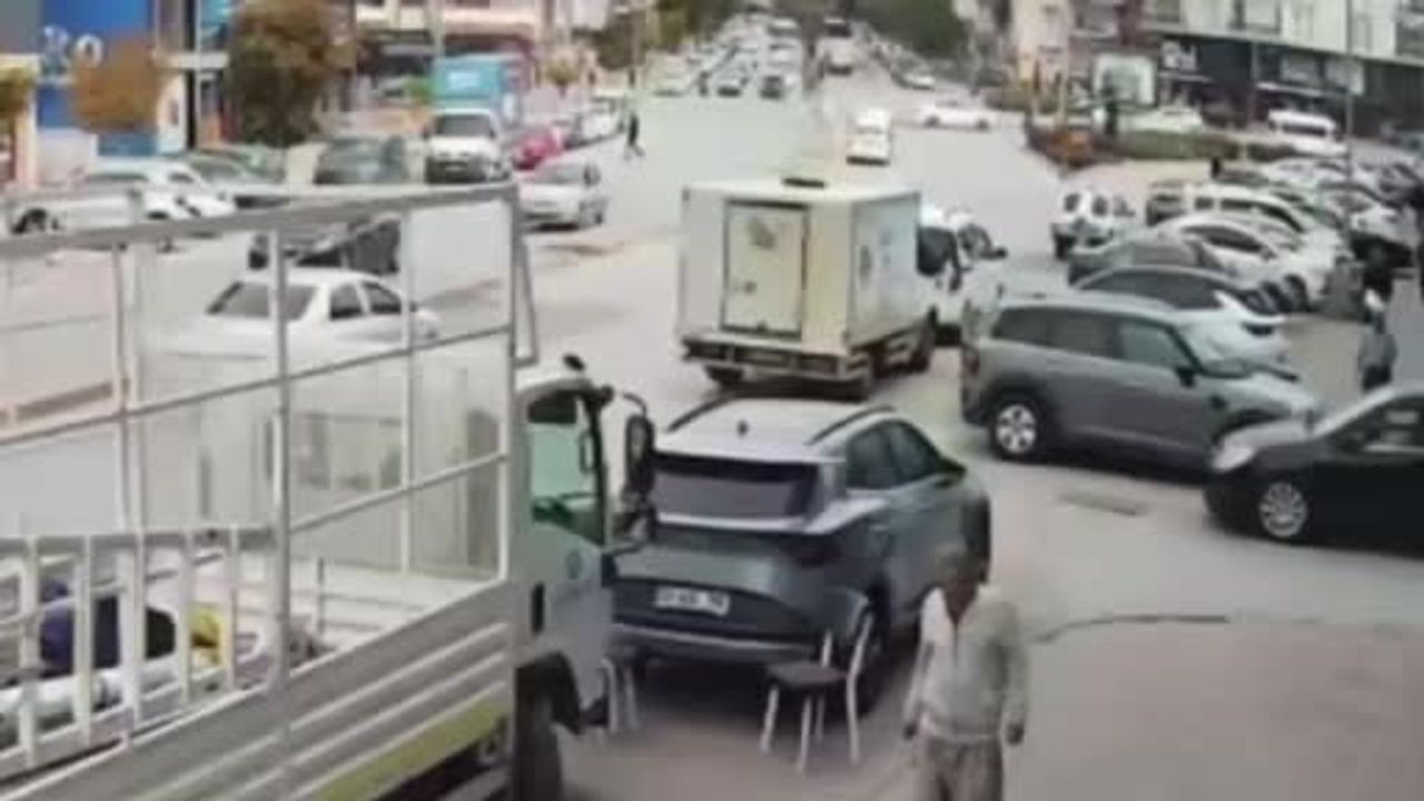 Kırşehir’de kameraya yansıyan çarpışma: ters yönden gelen motosiklet sürücüsü vatandaşların yardımıyla ayağa kalktı