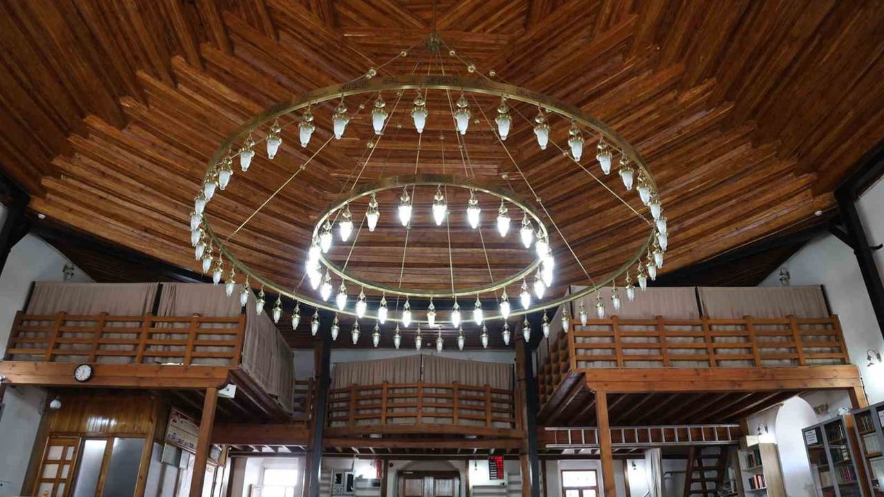 kırşehir'in çarşı camii'si kırlangıç tavanıyla öne çıkıyor