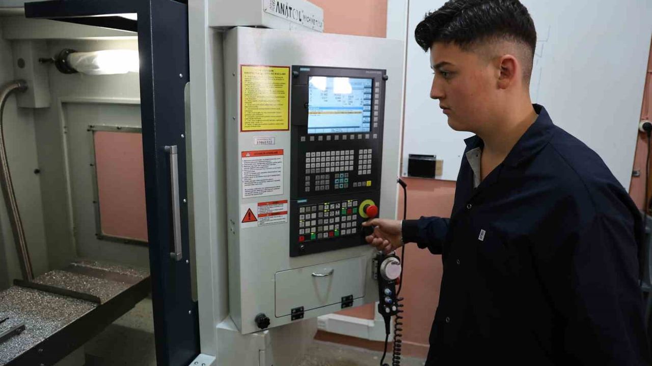 Kırşehir meslek lisesinde endüstriyel üretim atılımı: öğrenciler metal robot kol yapıyor