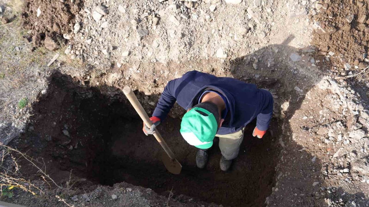 Kış gelmeden mezarlar hazır: Erzurum'da defin için yüzlerce kazı tamamlandı