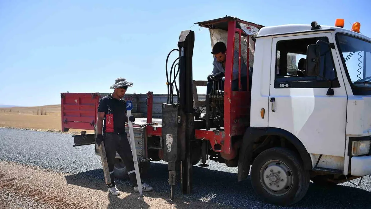 Kışa hazırlık: Kayseri kırsal yollarında kar direkleri ve işaretleme çalışması