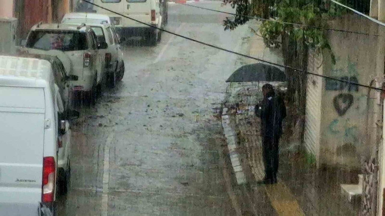 Kısa sürede su biriken yollar ve yükselen ırmaklar Bartın'ı etkiledi