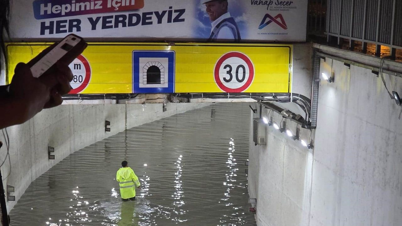 Kısa süreli sağanak Mersin merkezinde yolları suyla doldurdu