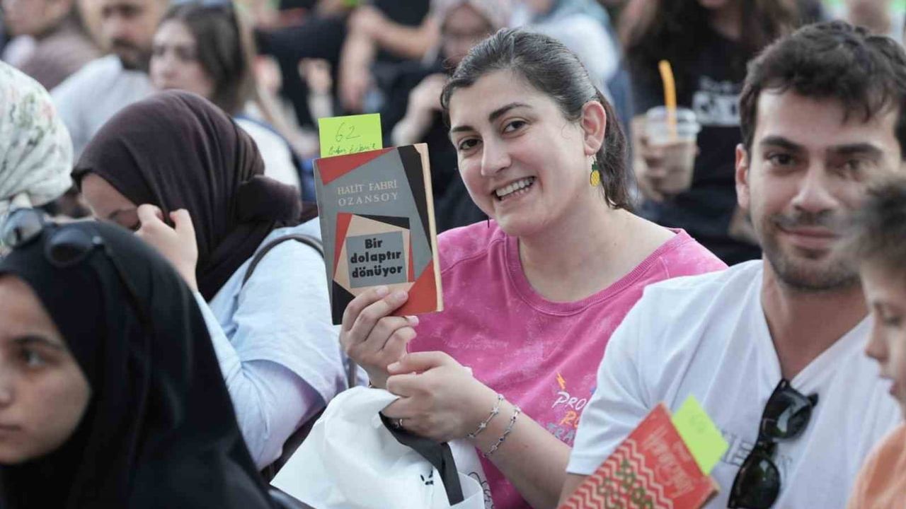 Kitap fuarında koleksiyon tutkusu ve açık artırma heyecanı