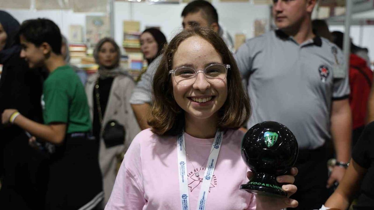 Kitap fuarında mor-beyaz coşkusu: Kocaelispor standında hediyeler ve yoğun ilgi