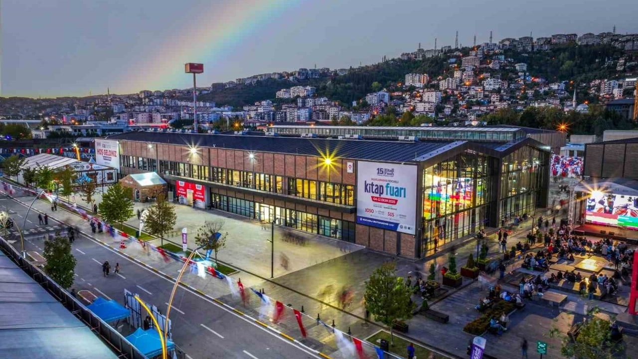 Kitap fuarında nadir baskılar ve imzalı eserler açık artırmada
