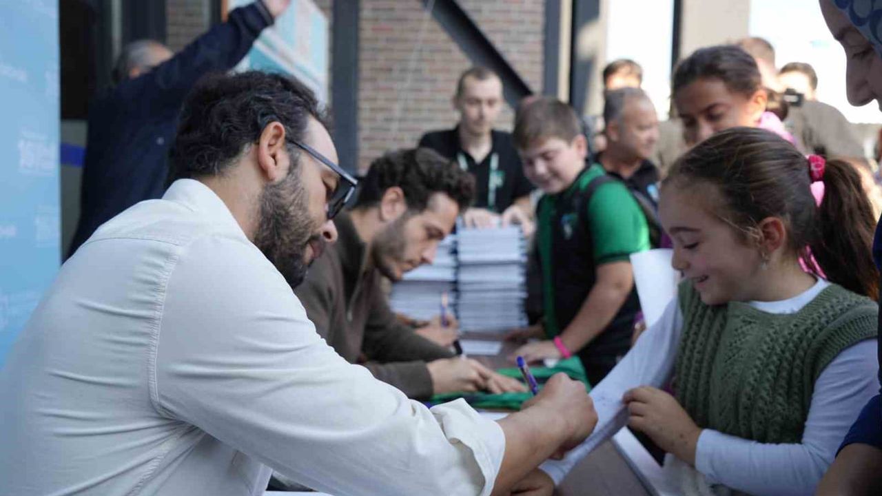 Kitap fuarında Selçuk İnan ve Kocaelisporlu oyunculara yoğun ilgi
