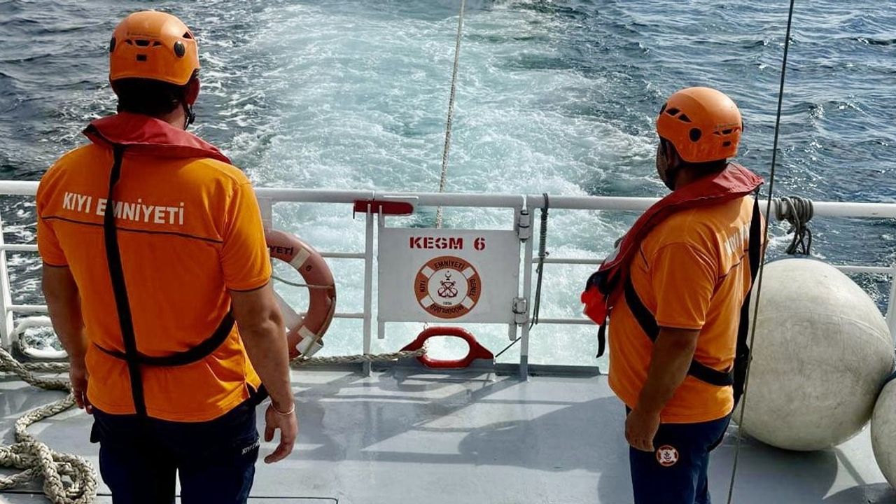 Kıyı emniyeti müdahalesiyle Eceabat'a çekildi: Nara Burnu'nda sürüklenen tekne güvene alındı