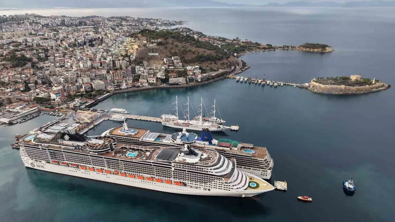 Kıyıda hareketlilik: Kuşadası'na dört kruvaziyerle yaklaşık 6 bin turist geldi