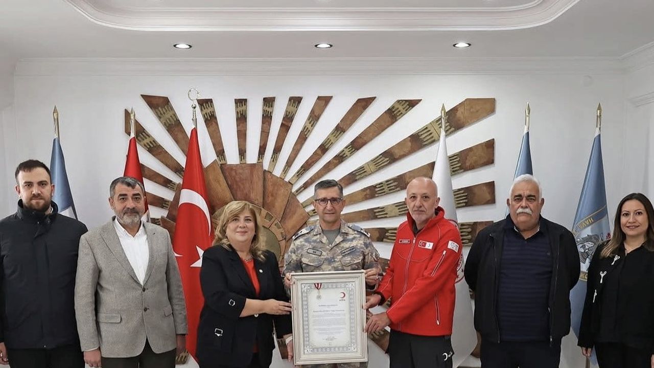 Kızılay'dan insani yardıma katkı için Tuğgeneral Mustafa Baş'a kurumsal gümüş madalya