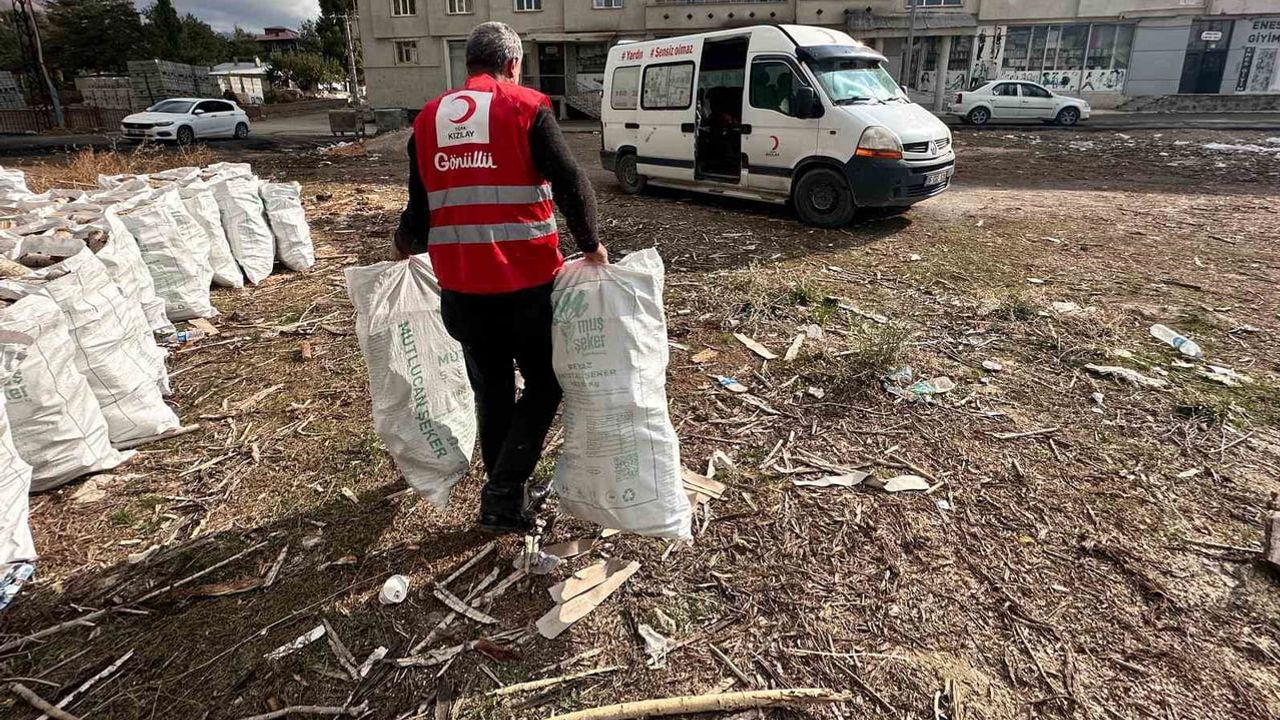 Kızılay Muradiye şubesi yalnız yaşayan yaşlılara kışlık yakacak desteği sağlıyor