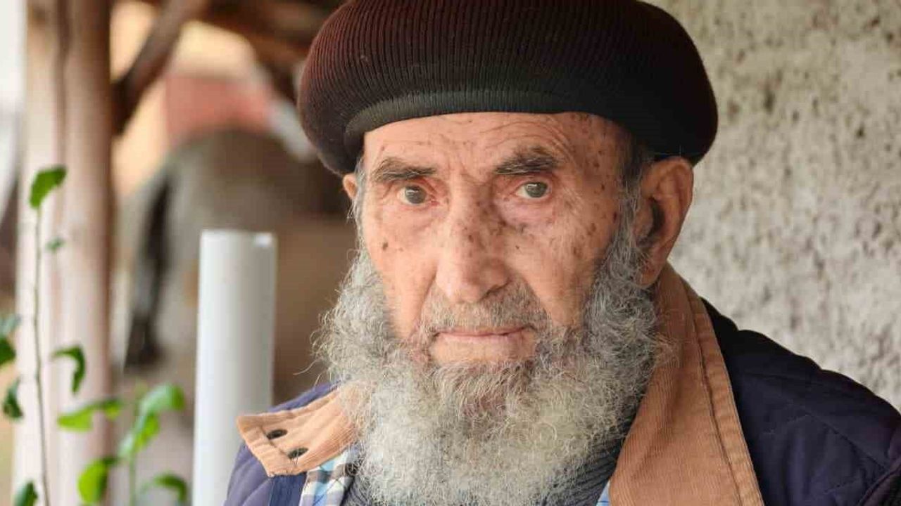 Kızılcahamam'da 60 yıllık şefkat: 93 yaşındaki usta bastonları karşılıksız dağıtıyor