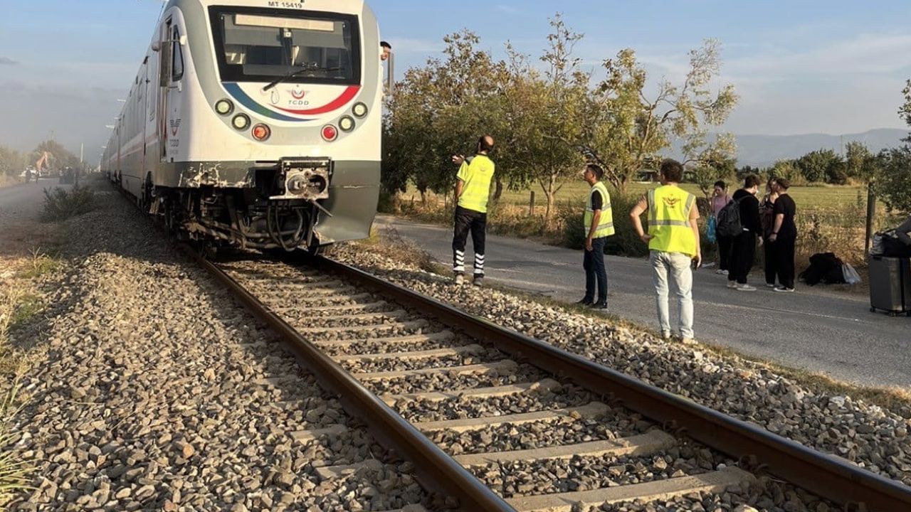 Kızılcaova'da hemzemin geçitte çarpışma: traktördeki iki kişi yaralandı