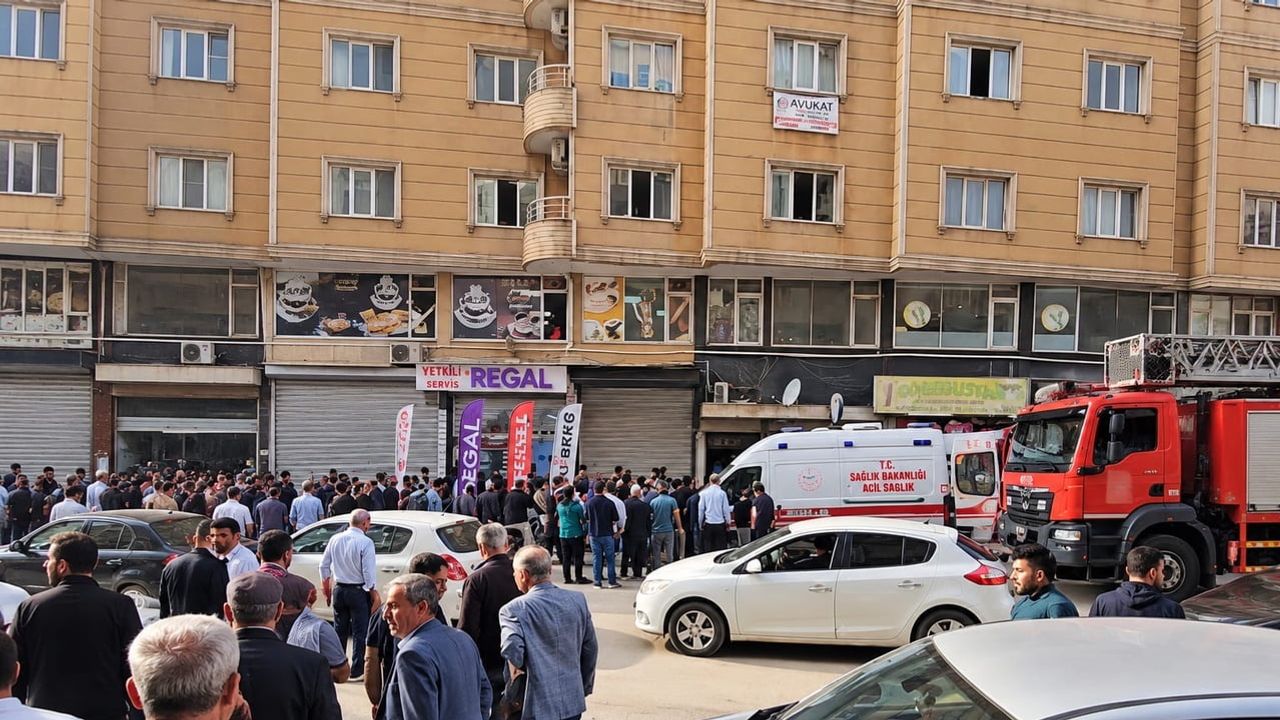 Kızıltepe'de asansör kazası: bakım sırasında kabin çöktü ve iki işçi yaralandı