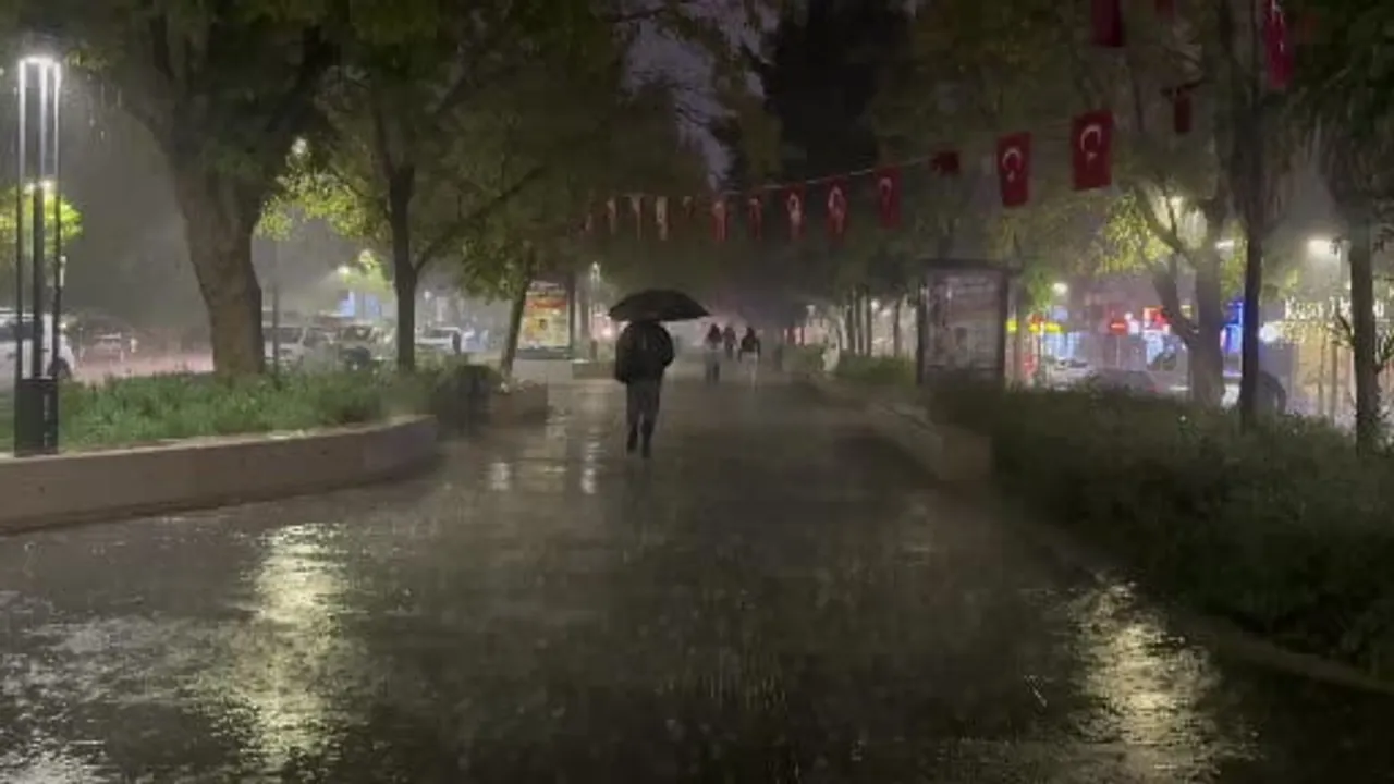 Kocaeli akşam sağanağıyla boşaldı, valilik tedbir çağrısı yaptı