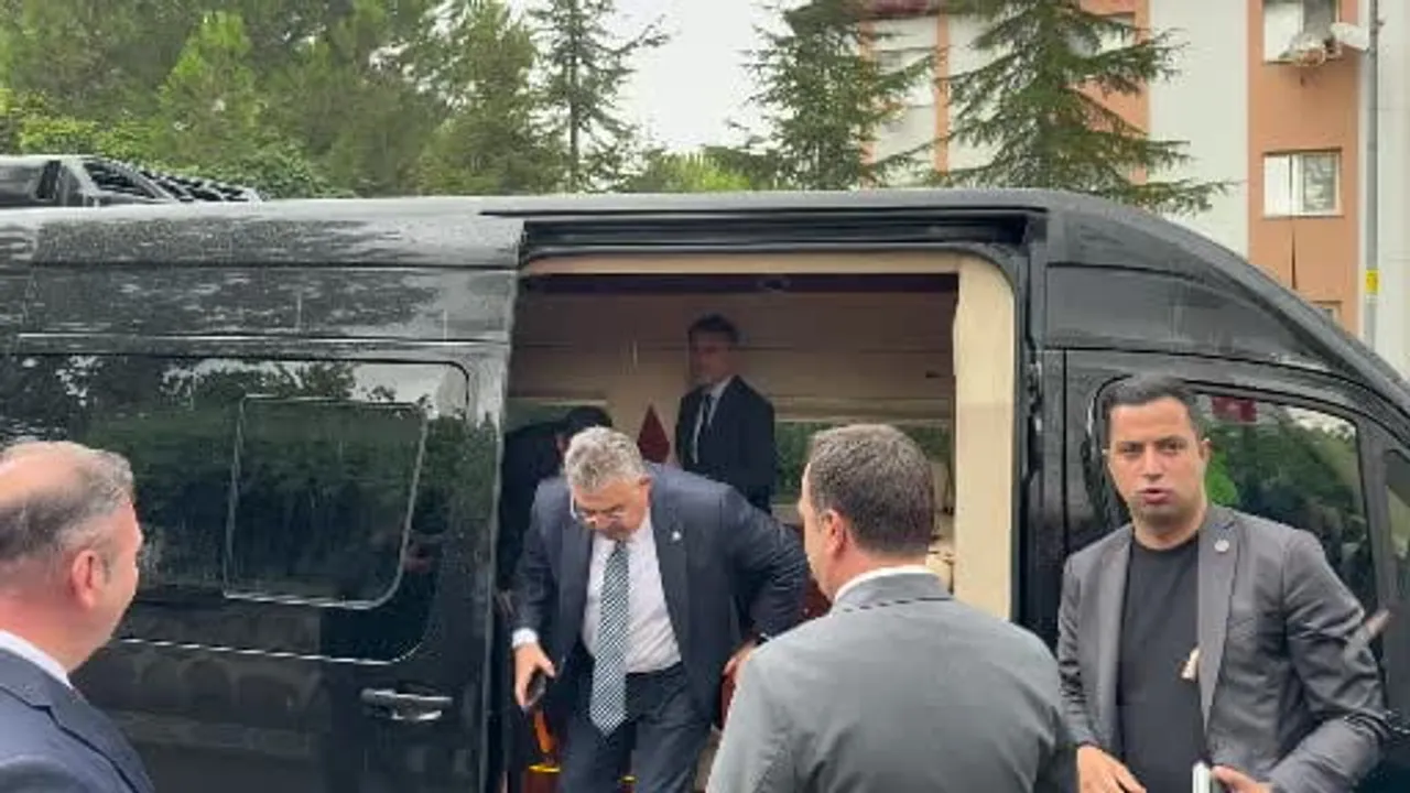 Kocaeli’de cuma namazı sonrası sokakta sohbet bakan Çiftçi vatandaşlarla buluştu