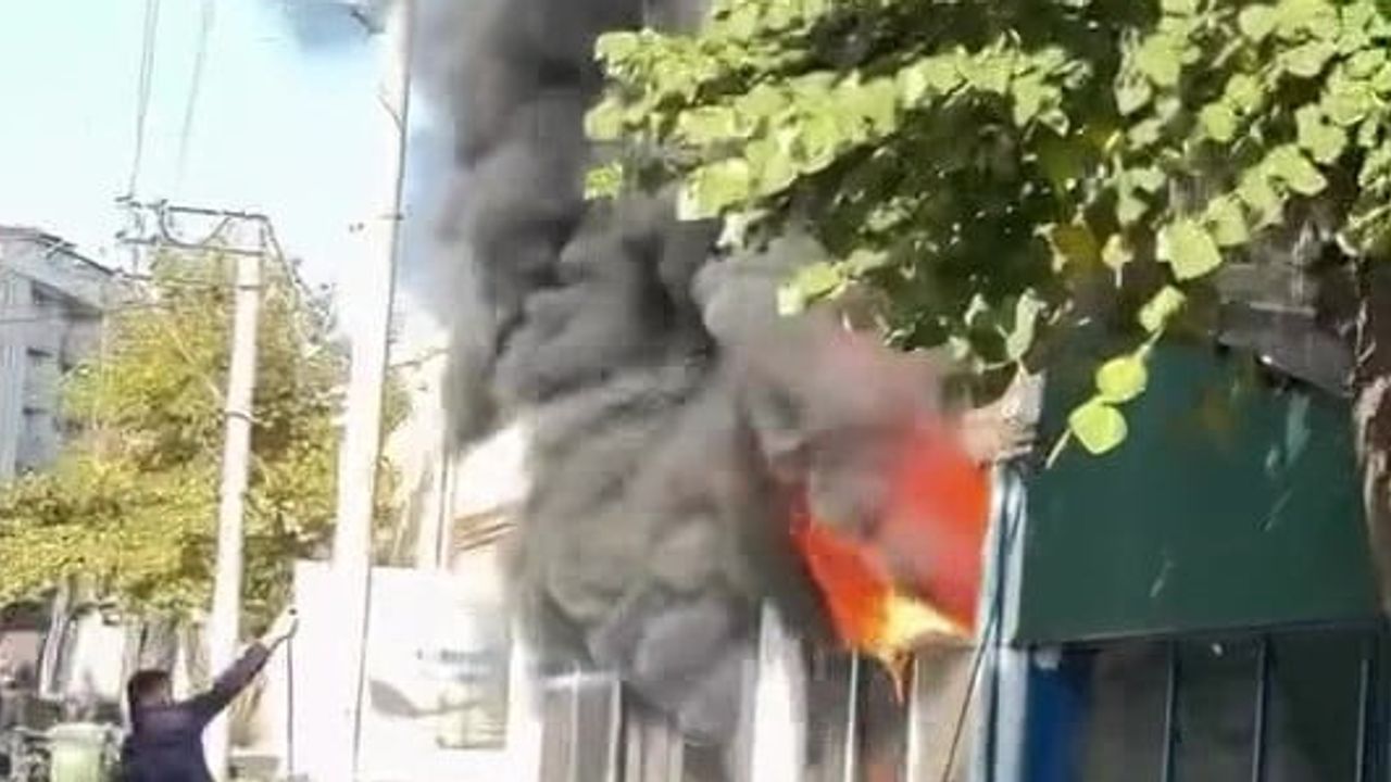 Kocaeli'de depo yangını üç katlı binaya sıçradı: 2 kişi son anda kurtuldu