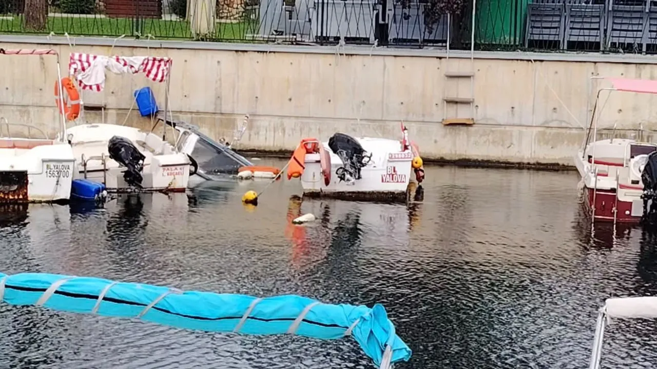 Kocaeli'de fırtına teknelerde hasar bıraktı