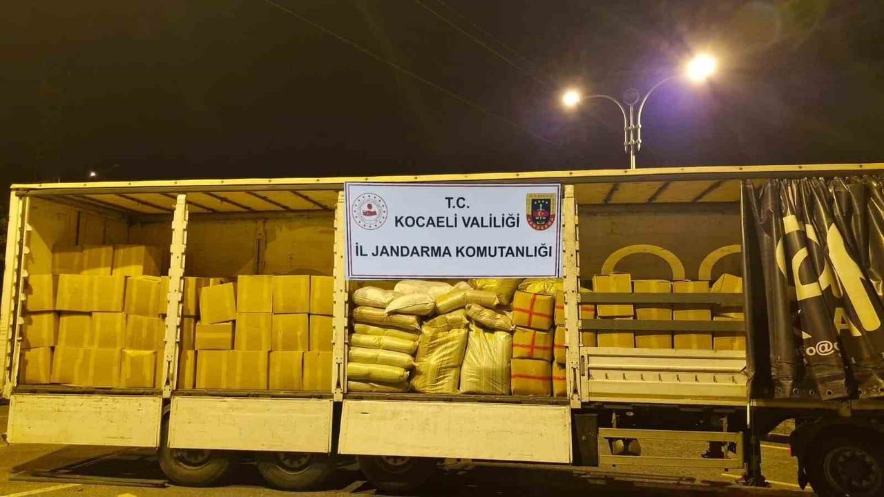 Kocaeli'de jandarmanın operasyonunda tonlarca tütün ve 511 antik eser ele geçirildi