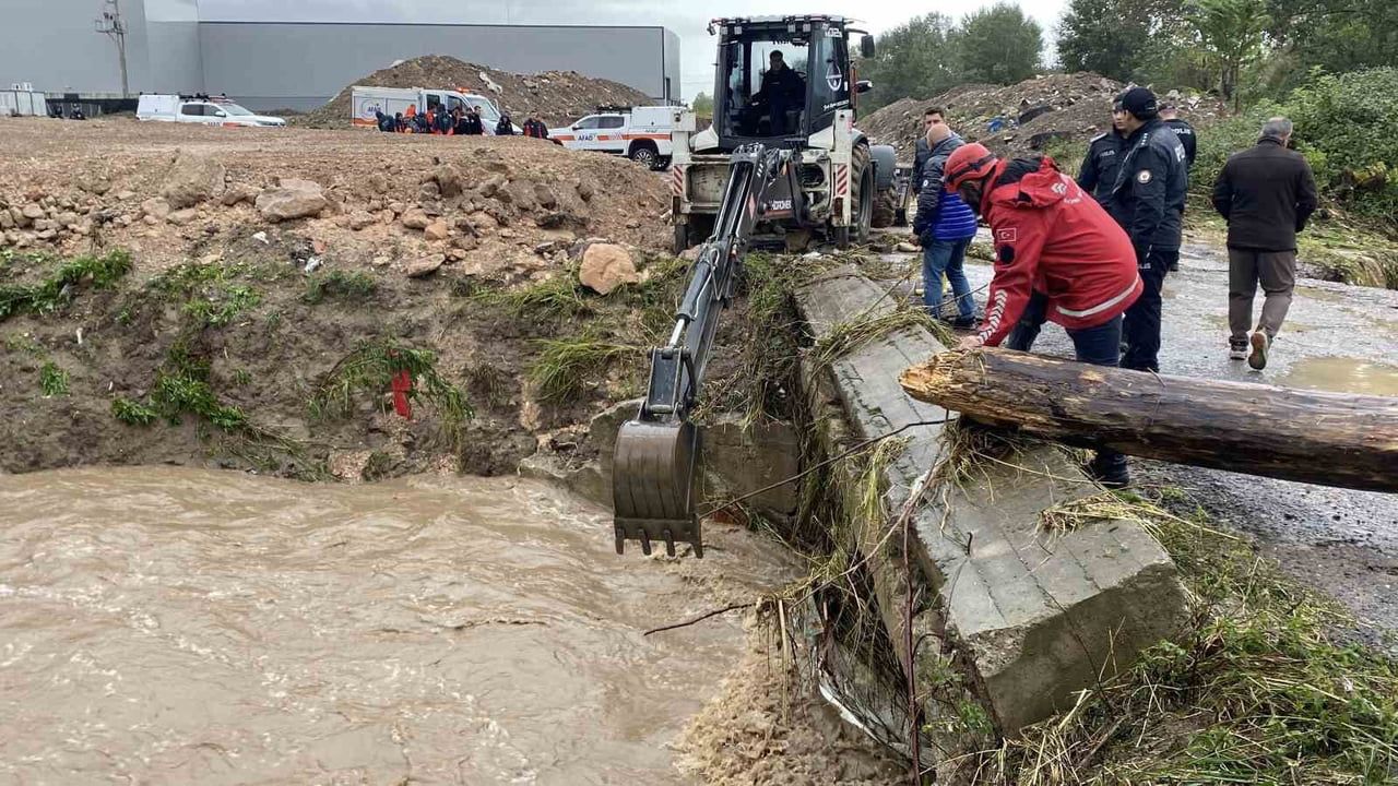 Kocaeli'de Kiraz Çayı'na düşen araç için arama çalışmaları sürüyor