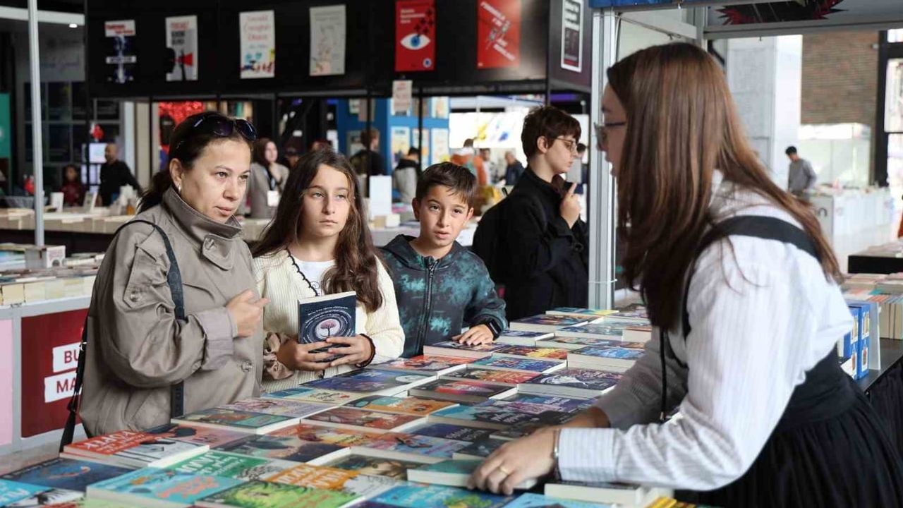 Kocaeli’nde edebiyat rüzgârı: 16. uluslararası Kocaeli kitap fuarı her yaştan okuru buluşturdu