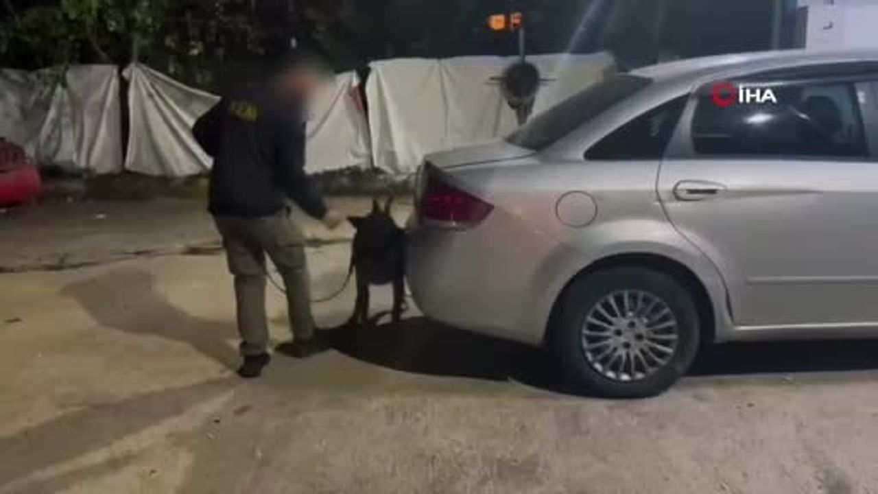 Kocaeli'nde kaputa gizlenen uyuşturucu ve cüzdandaki altınlar ele geçirildi