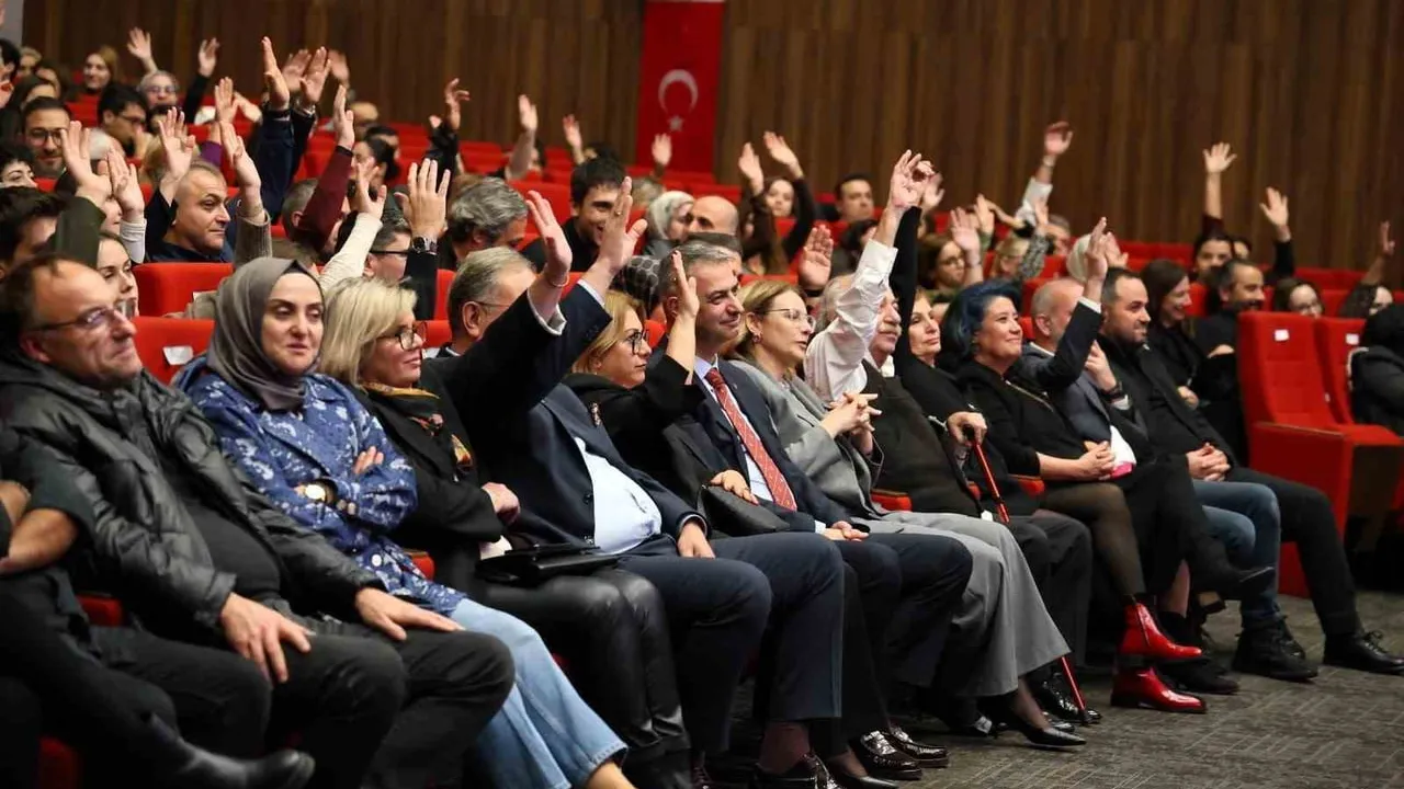 Kocaeli şehir tiyatroları yeni sezonu izleyiciyi jüri yapan Karar ile açtı