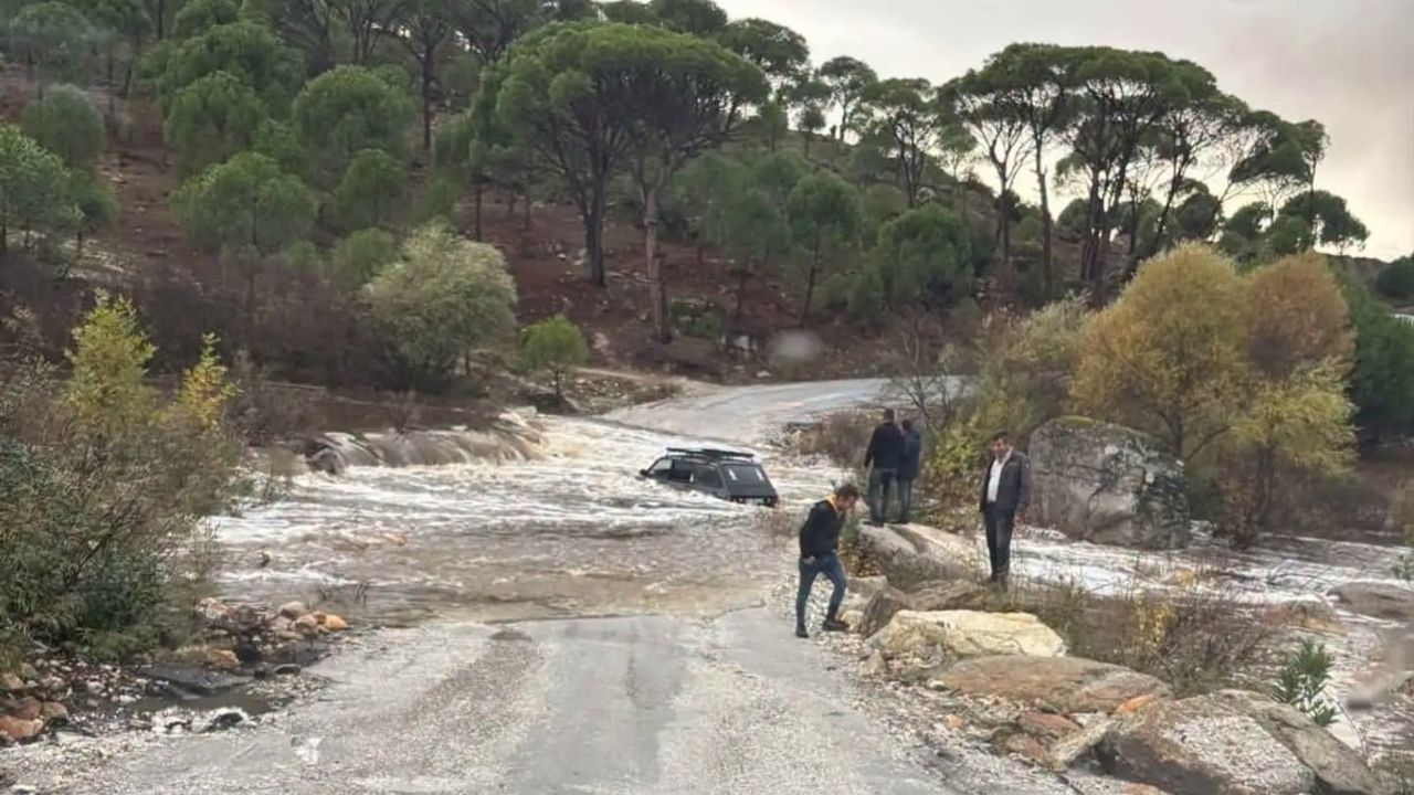 Koçarlı'da taşan Sarıçay'ın sürüklediği otomobilden iki kişi kurtarıldı