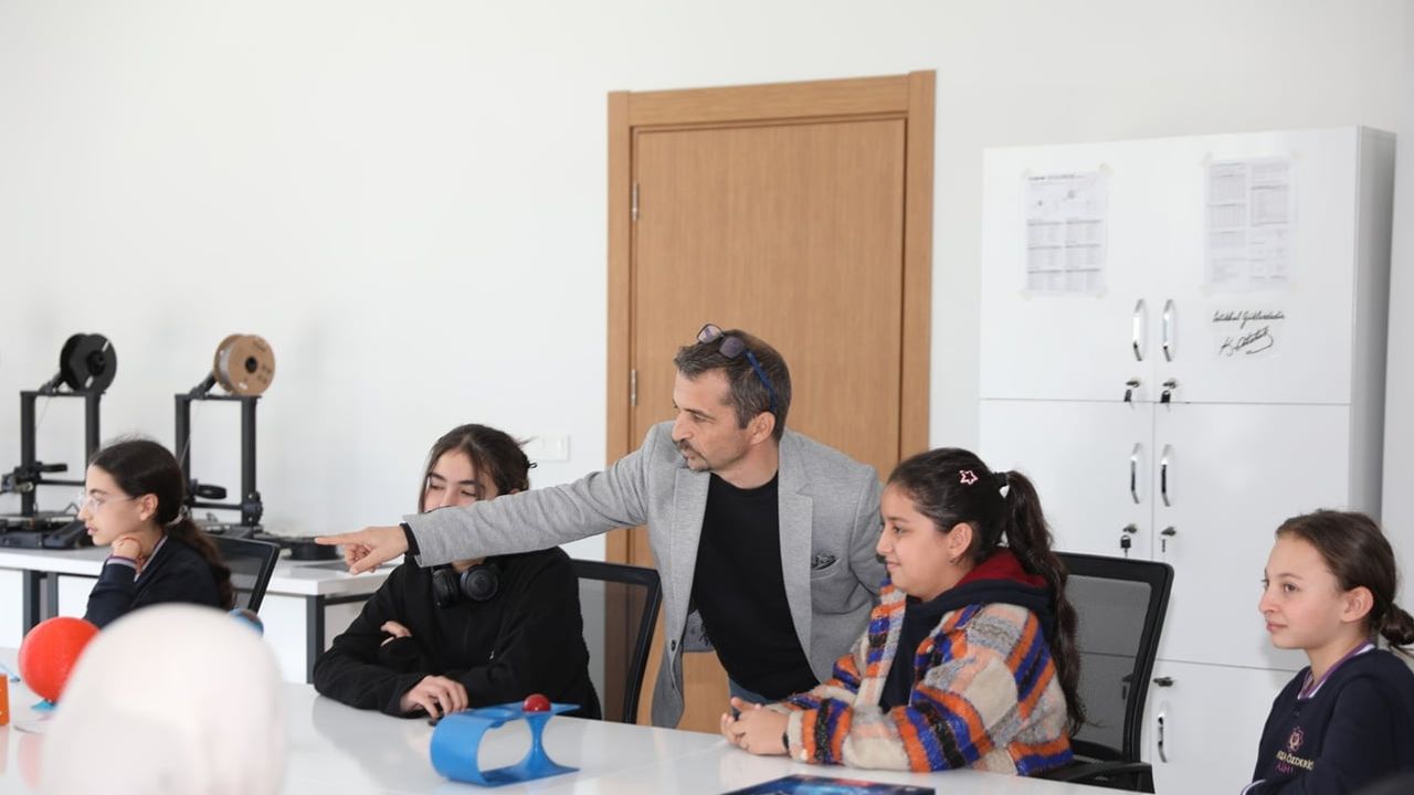 Kocasinan'da gençlik laboratuvarı: IQ merkezi geleceğe köprü kuruyor